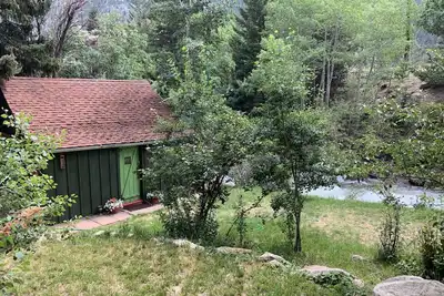 Image de The Cricket - Une petite maison sur Clear Creek à 3 minutes du centre-ville