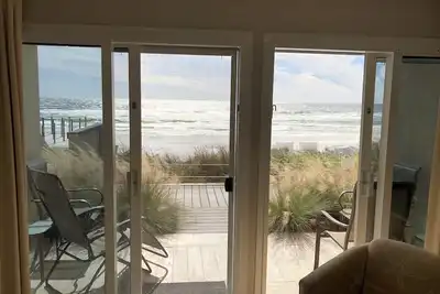 Image de Unité au bord de la plage au 1er étage - Plage Gratuite installée tous les jours!