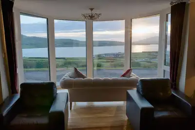 Image de Des vues spectaculaires sur la baie de Dingle et la ville depuis un luxueux Accueil.