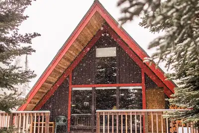 Image de Cabine traditionnelle à cadre en A, skis aux pieds!