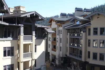 Village at Squaw, Ski-in \/ Ski-out, 1 Br + Den, Unité Top Flr