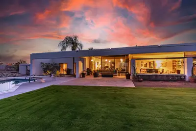 Image de 2 000 pi 2 Mid-Century Modern Westward Look Guest House dans les contreforts de Catalina.