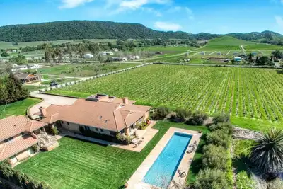 Image de Profitez de l'opulence de Majestic Wine Country sur 7 Acre Estate w / Vineyard & Pool