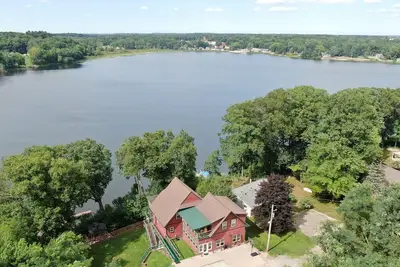 Image de Sandy Beach Accessible Knotty Pine Lodge w / 47 acres boisées!