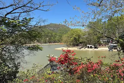 Image de Lakefront: Échapper au lac - Venez flotter jusqu'au contenu de votre coeur