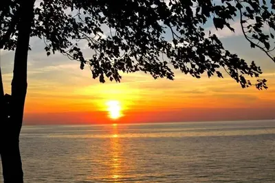 Image de Belle Lake (avant) de l'Ontario Accueil Situé à Oswego, Ny.