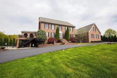 Image de Piscine d'eau salée chauffée / bain à remous - En ville mais fermes sur 3 côtés!