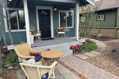 Image de L'emplacement est parfait! À quelques pas de la rivière - Entre Downtown Bend et du Vieux Moulin!