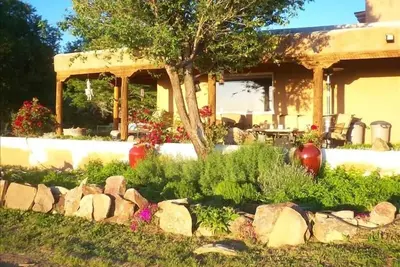 Image de Maison de luxe spacieuse à quelques minutes de la place mais privée, joliment meublée