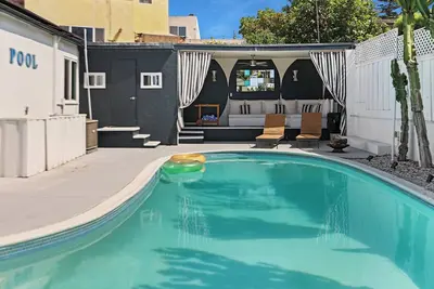 Image de Accueil personnalisé avec cabane, piscine chauffée, spa et vue