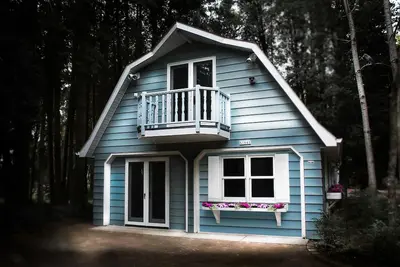 Image de Sanctuaire isolé avec plage et bois