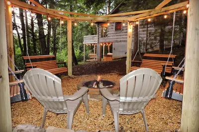 Image de Véritable cabane en rondins avec de belles vues sur les montagnes à longue portée sur 4 acres privés