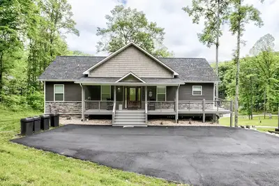 Image de Nouveau en 2018 -4 chambres / 3. 5 salles de bain, pas de marches au lac. Dock / toboggan à 2 étages