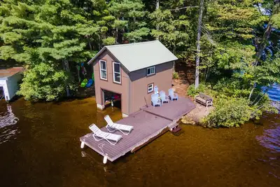 Image de Pine Cone Point, charmant camp Adk, 180 'au bord du lac sur le lac Brantingham vierge