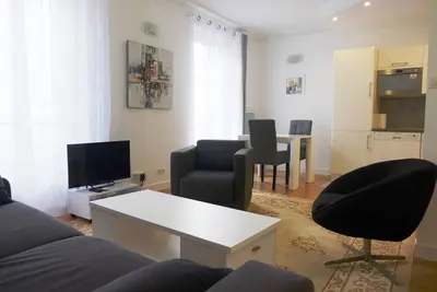 Image de \"Arc de Triomphe\" est juste à côté - Appartement lumineux avec ascenseur - 4 personnes