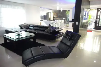 Image de 8 Br luxe 6000 S. F. Mansion W / 2 Bars Hot Tub / barbecue et une / C