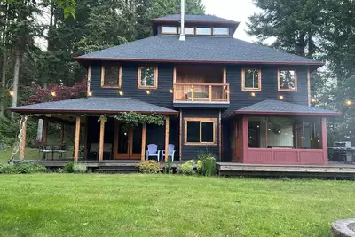 Image de La maison privée dans une forêt ensoleillée