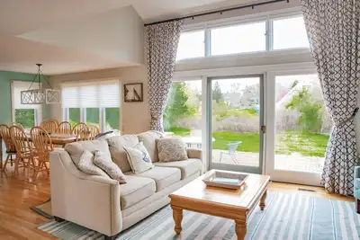 Image de Sur Hgtv! Nouvelles Mises à jour, Open, Gorgeous & Sunny, Hot Tub, A / C, Walk to Town & Beach