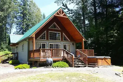 Image de Chalet alpin populaire avec bain à remous et foyer, à pied des restaurants!