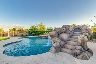 Image de Retraite de luxe privée, Pour toute la famille, Une cour de style resort