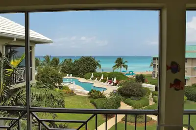 Image de Quelle vue! --Enjoy Ce condominium de luxe situé sur Seven Mile Beach