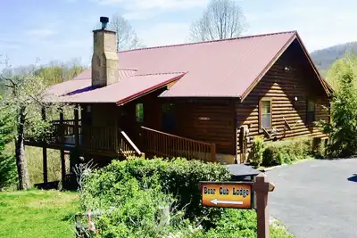 Image de Bear Cub Lodge} Vues sur la montagne \\ Salle de jeux \\ Jacuzzi \\ WiFi \\ Animaux acceptés