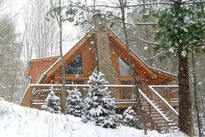 Image de Superbe cabane en rondins privée! ~ Spa, Vues, Internet, Cheminée, Air Conditionné