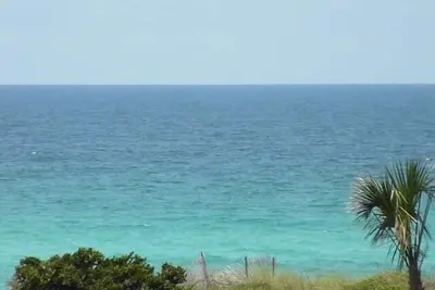 Image de Beach Front w / vue sur le Golfe! Deux balcons / Windows à travers! Promotions Nov / Déc!