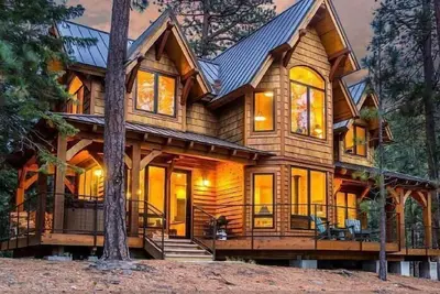 Image de Romantic Luxury Home / Cabin, bain à remous privé dans un cadre spectaculaire sur le lac Tumalo à Bend Oregon
