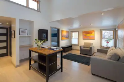 Image de Nouveau chalet dans la vieille ville de Carbondale - Trois pâtés de maisons de restaurants et magasins