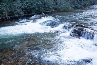Image de Rushing River Log Cabin en Géorgie Mountain Wine Country près de Dahlonega
