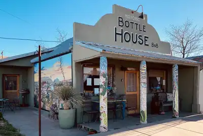 Image de Lux / Downtown Alpine / Spacieux historique 'Bouteille Maison' 4 lits, près de Marfa