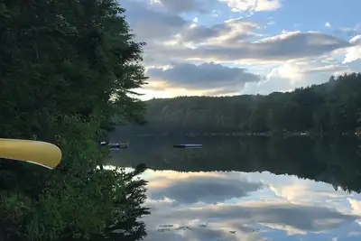 Image de Détendez-vous avec vue sur la beauté tranquille de Hills Pond