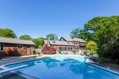 Image de Grand contemporain avec piscine - Grand espace à l'intérieur et à l'extérieur