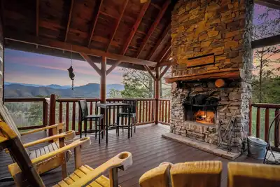 Image de R��cemment mis à jour: Panoramic Jaw Dropping Views dans un pavillon haut de gamme! Foyer extérieur couvert. Hottub et Gameroom