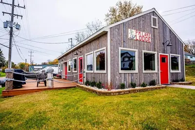 Image de P. M Lake Lodge est une expérience d'hébergement unique pour les groupes visitant Ludington, Mi