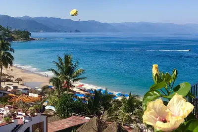 Image de Luxe sur la célèbre plage de Los Muertos! Vue sur l'océan, bâtiment emblématique de La Palapa