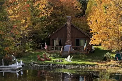 Image de \"The Phoenix\" Cabin Lakefront Log dans les magnifiques Highlands Maine