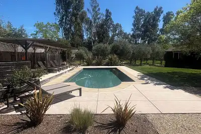 Image de Villa avec 4br / 3ba, piscine, maison d'hôtes et vélos dans la zone principale