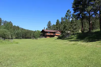 Image de Country Heaven est une grande maison de vacances nichée à seulement 5 miles au sud-ouest de plomb, Sd.