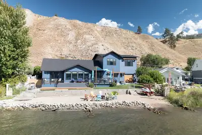 Image de 80 pieds de plage privée, au bord du lac avec vue sur la montagne directement sur le lac Skaha!