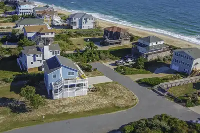 Image de 4 chambres, animaux acceptés, semi-océan, bain à remous, 50 pieds à pied de la plage