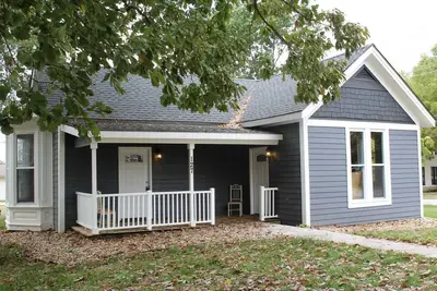 Image de Drew's Den dans le centre-ville historique de Pleasant Hill, Mo