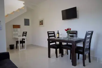 Image de Superbes vues sur les Caraïbes et un condo tout neuf à un pâté de maisons de l'eau! !