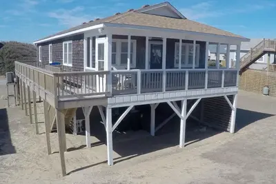 Image de Cottage rénové avec véranda, vue sur l'océan, à 4 minutes à pied de la plage!
