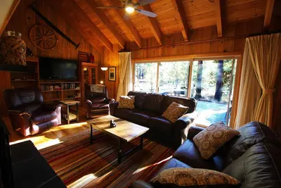 Image de Charmante cabane près de Fort Rock Park et Sharc! Jacuzzi! 8 passes Sharc incluses!