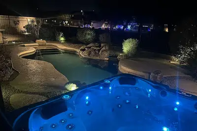 Image de Emplacement parfait avec piscine et hot tub! Golf, entraînement de printemps, magasinage, etc.