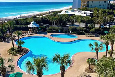 Image de Conviviale Et Familiale; Nouvellement Mis À Jour; Entendre Le Golfe; Comprend 2 Chaises De Plage / Parapluie