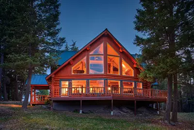 Image de Maison en rondins isolée et pratique avec vue sur glacier sur 15 acres entièrement mis à jour 3br / 2Bath