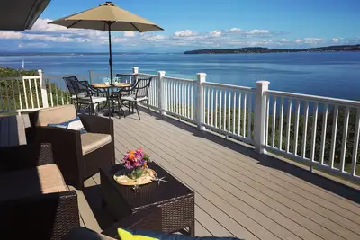 Image de Mid-Century Retreat moderne sur la magnifique île Whidbey